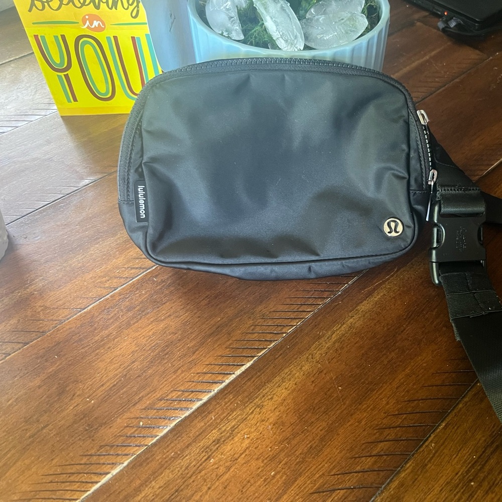 **EUC*Lululemon Everywhere Belt Bag 2 L.